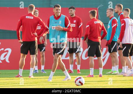 Varsovie, Pologne. 05e octobre 2021. Jan Bednarek (2ème gauche) de Pologne en action lors de la session d'entraînement officielle de l'équipe nationale polonaise de football avant la coupe du monde de la FIFA, Qatar 2022 qualifications contre Saint-Marin et l'Albanie à Varsovie. Crédit : SOPA Images Limited/Alamy Live News Banque D'Images