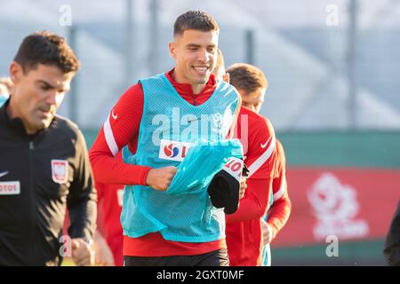 Varsovie, Pologne. 05e octobre 2021. Jan Bednarek (C) de Pologne en action lors de la session d'entraînement officielle de l'équipe nationale polonaise de football avant la coupe du monde de la FIFA, Qatar 2022 qualifications contre Saint-Marin et l'Albanie à Varsovie. Crédit : SOPA Images Limited/Alamy Live News Banque D'Images