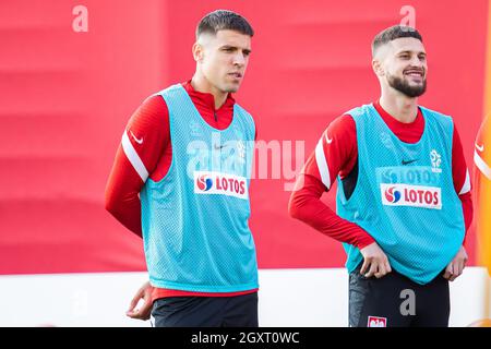 Varsovie, Pologne. 05e octobre 2021. Jan Bednarek (L) et Mateusz Klich (R) de Pologne en action lors de la session d'entraînement officielle de l'équipe nationale polonaise de football avant les matchs de qualification de la coupe du monde de la FIFA, Qatar 2022 contre Saint-Marin et l'Albanie à Varsovie. Crédit : SOPA Images Limited/Alamy Live News Banque D'Images