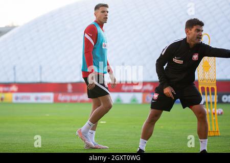 Varsovie, Pologne. 05e octobre 2021. Jan Bednarek (L) de Pologne en action lors de la session d'entraînement officielle de l'équipe nationale polonaise de football avant la coupe du monde de la FIFA, Qatar 2022 qualifications contre Saint-Marin et l'Albanie à Varsovie. Crédit : SOPA Images Limited/Alamy Live News Banque D'Images