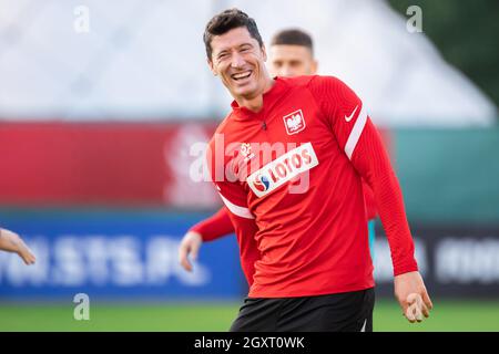 Varsovie, Pologne. 05e octobre 2021. Robert Lewandowski, de Pologne, sourit lors de la session d'entraînement officielle de l'équipe nationale polonaise de football avant les matchs de qualification de la coupe du monde de la FIFA au Qatar 2022 contre Saint-Marin et l'Albanie à Varsovie. Crédit : SOPA Images Limited/Alamy Live News Banque D'Images