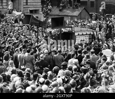 Le Premier ministre Winston Churchill est entouré de foules énormes lors de sa visite à Birmingham pendant la campagne électorale de 1945. Banque D'Images