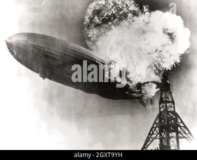 Le navire Hindenburg en flammes débarque à la station navale de Lakehurst dans le canton de Manchester, aux États-Unis, le 6 mai 1937 Banque D'Images