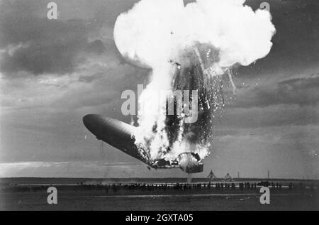 Le navire Hindenburg en flammes débarque à la station navale de Lakehurst dans le canton de Manchester, aux États-Unis, le 6 mai 1937 Banque D'Images