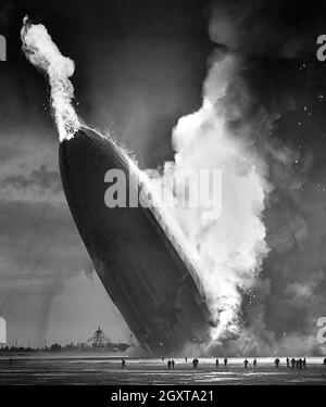 Le navire Hindenburg en flammes débarque à la station navale de Lakehurst dans le canton de Manchester, aux États-Unis, le 6 mai 1937 Banque D'Images