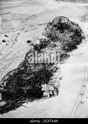 Le navire Hindenburg en flammes débarque à la station navale de Lakehurst dans le canton de Manchester, aux États-Unis, le 6 mai 1937 Banque D'Images