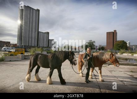 Manchester, Royaume-Uni. 04e octobre 2021. Un voyageur s'occupe de ses chevaux pendant la manifestation.les Gitans ont installé un camp dans la banlieue de Manchester avant de rejoindre d'autres manifestants dans le centre de Manchester pour s'opposer au projet de loi sur la police, le crime, la condamnation et les tribunaux, qui estime qu'il sera interdit aux tziganes nomades et aux cultures de voyageurs dans tout le Royaume-Uni. (Photo de Martin Pope/SOPA Images/Sipa USA) crédit: SIPA USA/Alay Live News Banque D'Images