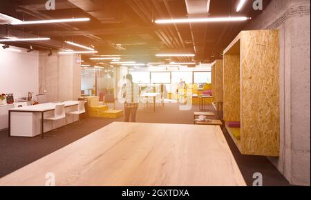 Jeunes développeurs de logiciels profitant de la pause dans l'espace de détente moderne lumineux Open Plan Office Banque D'Images