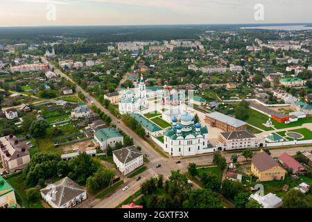 Vue depuis le drone du monastère d'Epiphany dans la ville russe d'Uglich en été Banque D'Images