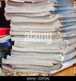 Piles de vieux livres sur une chaise dans la bibliothèque. Mise au point sélective Banque D'Images