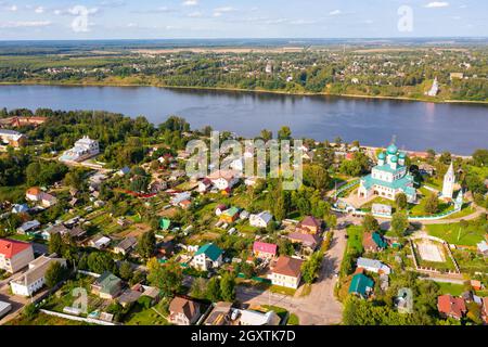 Vue aérienne de Tutayev sur la Volga avec cathédrale de Résurrection en été Banque D'Images