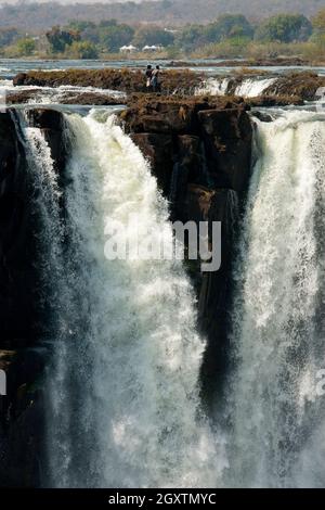 Les Africains pêchent au-dessus des puissantes chutes Victoria sur le fleuve Zambèze, juste à la frontière de Zâmbia et du Zimbabwe Banque D'Images