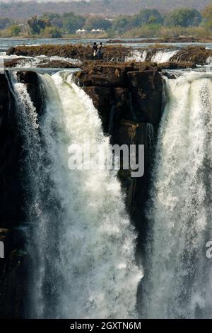 Les Africains pêchent au-dessus des puissantes chutes Victoria sur le fleuve Zambèze, juste à la frontière de Zâmbia et du Zimbabwe Banque D'Images