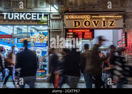 Istanbul, Turquie.5 octobre 2021 des personnes floues se déplaçant devant un bureau de change sur une rue animée Istiklal, Taksim, Istanbul, Turquie. Banque D'Images