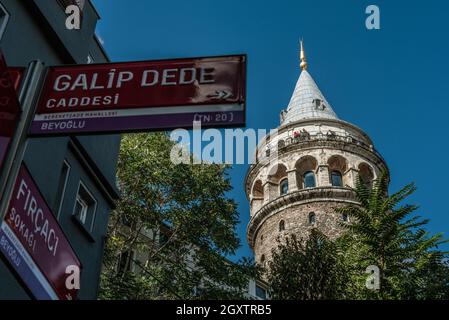 Istanbul, Turquie.5 octobre 2021 la Tour Galata à Beyoglu, explorant le quartier de Pera de la partie européenne d'Istanbul, Turquie Banque D'Images