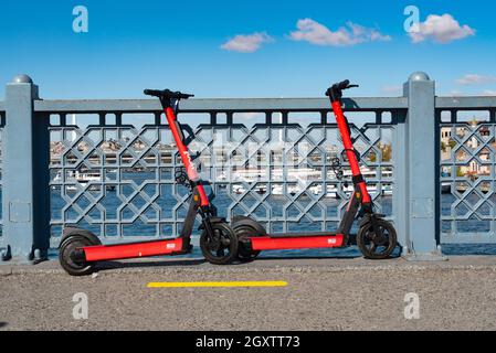 Istanbul, Turquie.5 octobre 2021 des scooters électriques rouges écologiques garés sur le pont de Galata du côté européen d'Istanbul, Turquie Banque D'Images