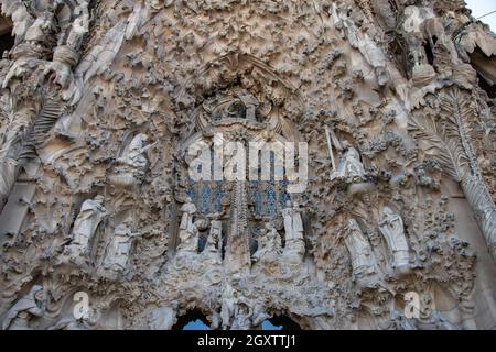 Détail de la façade élaborée de la famille sacrée 'la Sagrada Familia' , cathédrale conçue par Gaudi, construite depuis le 19 mars 1882 avec les gens donat Banque D'Images