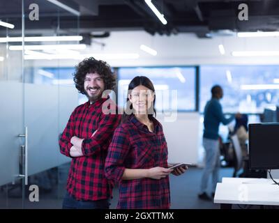 portrait d'un couple réussi de développeurs de logiciels d'entreprise au bureau de démarrage occupé Banque D'Images