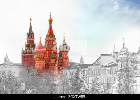 Lieu coloré de la cathédrale Saint-Basil, place Rouge, Moscou parmi les bâtiments de silhouette noir et blanc. Copier l'espace. Banque D'Images