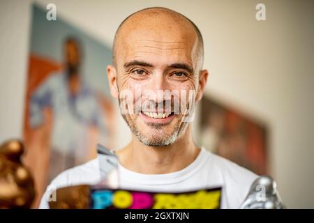 Berlin, Allemagne. 1er octobre 2021. Christian Kallenberg, entrepreneur en médias, rédacteur en chef et éditeur du nouveau numéro du magazine 'Pop Rocky', sourit dans son bureau. Le magazine a été abandonné en 1998 et sera réédité avec un numéro spécial sur 07.10.2021. Credit: Fabian Sommer/dpa/Alay Live News Banque D'Images