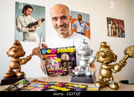 Berlin, Allemagne. 1er octobre 2021. Christian Kallenberg, entrepreneur en médias, tient le nouveau numéro du magazine 'Pop Rocky' dans son bureau. Le magazine a été abandonné en 1998 et sera réédité avec un numéro spécial sur 07.10.2021. Credit: Fabian Sommer/dpa/Alay Live News Banque D'Images