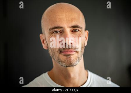 Berlin, Allemagne. 1er octobre 2021. Christian Kallenberg, entrepreneur en médias, rédacteur en chef et éditeur du nouveau numéro du magazine 'Pop Rocky', est dans son bureau. Le magazine a été abandonné en 1998 et sera réédité avec un numéro spécial sur 07.10.2021. Credit: Fabian Sommer/dpa/Alay Live News Banque D'Images