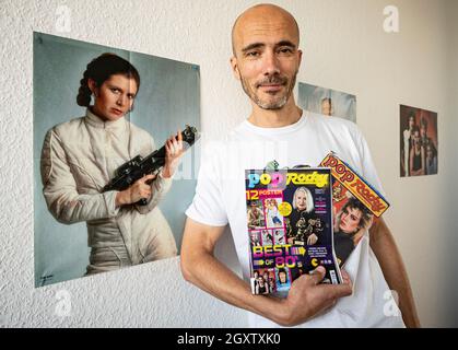 Berlin, Allemagne. 1er octobre 2021. Christian Kallenberg, entrepreneur en médias, tient le nouveau numéro du magazine 'Pop Rocky' (l) à côté d'un ancien numéro dans son bureau. Le magazine a été abandonné en 1998 et sera réédité avec un numéro spécial sur 07.10.2021. Credit: Fabian Sommer/dpa/Alay Live News Banque D'Images