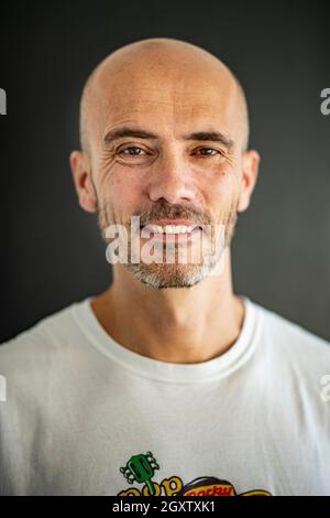 Berlin, Allemagne. 1er octobre 2021. Christian Kallenberg, entrepreneur en médias, rédacteur en chef et éditeur du nouveau numéro du magazine 'Pop Rocky', est dans son bureau. Le magazine a été abandonné en 1998 et sera réédité avec un numéro spécial sur 07.10.2021. Credit: Fabian Sommer/dpa/Alay Live News Banque D'Images