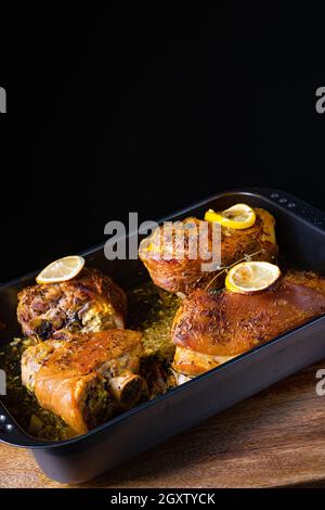 Coteaux de porc croustillants rôtis au four Banque D'Images