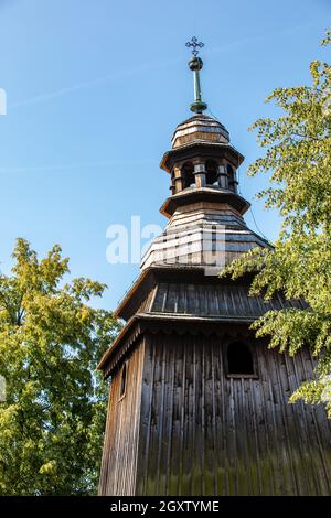 Wygiezlow, Pologne - 14 août 2020 : le clocher d'alarme historique en bois de 1778 dans le musée en plein air de Wygiezlow. Pologne Banque D'Images