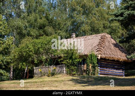 Wygiezlow, Pologne - 14 août 2020 : Cottage rural en bois du XIXe siècle dans un parc patrimonial. Musée en plein air Nadwislaski Parc ethnographique de Wy Banque D'Images