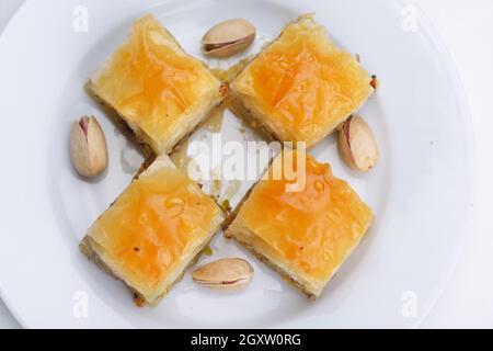 Baklava turc dessert traditionnel,bien connu dans le Moyen-Orient et de délicieux isolé sur fond blanc Banque D'Images