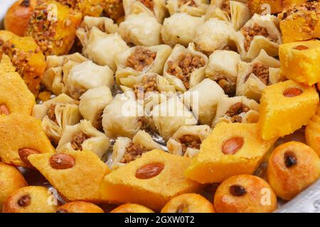 Baklava turc dessert traditionnel,bien connu dans le Moyen-Orient et de délicieux isolé sur fond blanc Banque D'Images