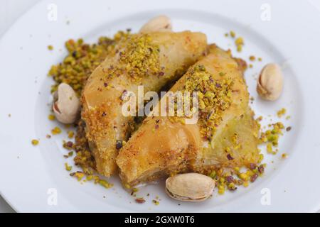 Baklava turc dessert traditionnel,bien connu dans le Moyen-Orient et de délicieux isolé sur fond blanc Banque D'Images