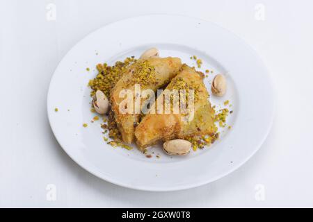 Baklava turc dessert traditionnel,bien connu dans le Moyen-Orient et de délicieux isolé sur fond blanc Banque D'Images