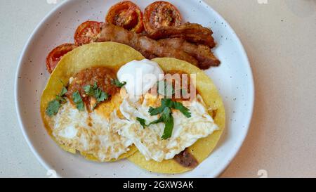 Petit déjeuner Tacos à coque dure et bacon et œufs repas du matin sur une assiette Banque D'Images