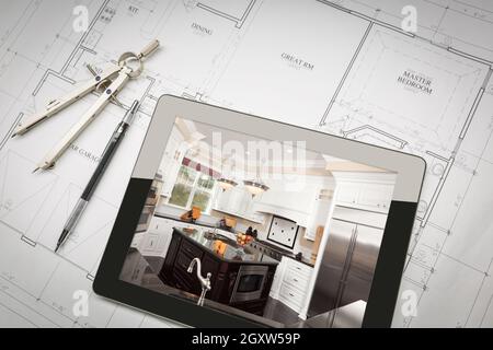 Tablette D'Ordinateur Montrant L'Illustration De La Cuisine Sur Les Plans De Maison, Crayon, Boussole. Banque D'Images