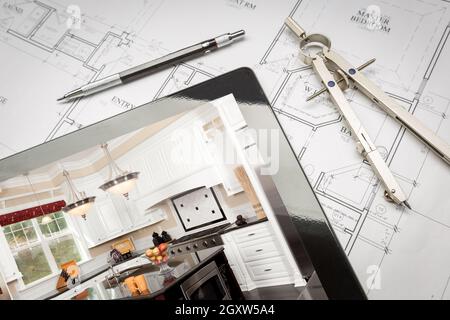 Tablette D'Ordinateur Montrant L'Illustration De La Cuisine Sur Les Plans De Maison, Crayon, Boussole. Banque D'Images