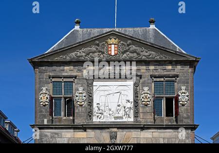 gouda / pays-bas - 2021-09-05: maison de pesage historique avec soulagement représentant la pesée et le commerce du fromage -- -- [credit: joachim affeldt - large fo Banque D'Images