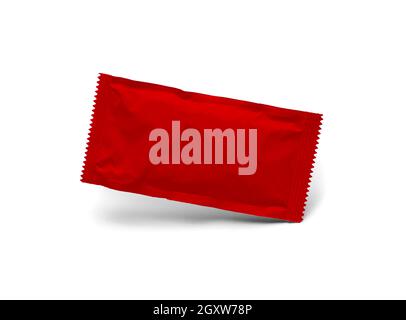Paquet Vide De Condiments Rouges Flottant Isolé Sur Fond Blanc. Banque D'Images
