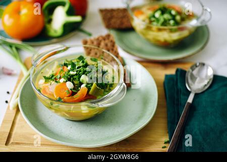 Deux assiettes avec nourriture végétalienne, soupe de chou sur la table à la maison servant des plats cuisinés végétaliens dans un plat vert vue sur le dessus, Banque D'Images