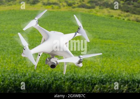 Drone Avion sans pilote aux commandes et la collecte de données sur les terres agricoles du pays. Banque D'Images