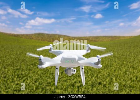 Drone Avion sans pilote aux commandes et la collecte de données sur les terres agricoles du pays. Banque D'Images