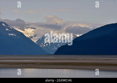 Nuages bas au-dessus de Portage Glacier, Turnagain Arm, Anchorage, Alaska, États-Unis Banque D'Images