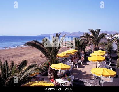 Café en bordure de la plage Playa Blanca, Puerto del Carmen, Lanzarote, Espagne. Banque D'Images