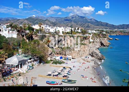 Vue en hauteur de Fishermans Cove avec vues sur la côte, Nerja, Espagne. Banque D'Images