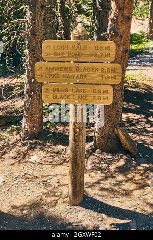 Sentier de randonnée, signe de la route vers les lacs dans les montagnes Banque D'Images