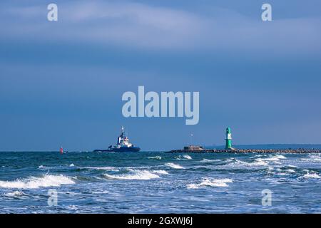 Taupe et remorqueur sur la côte de la mer Baltique à Warnemuende, en Allemagne. Banque D'Images