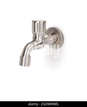 Robinet en acier inoxydable sur mesure isolé sur un fond blanc. Banque D'Images