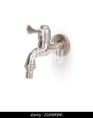 Robinet en acier inoxydable sur mesure isolé sur un fond blanc. Banque D'Images